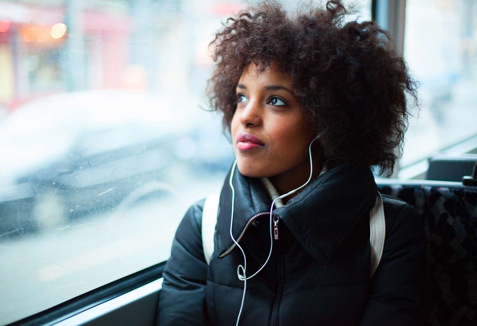 Une auxiliaire de vie dans le bus en train de penser