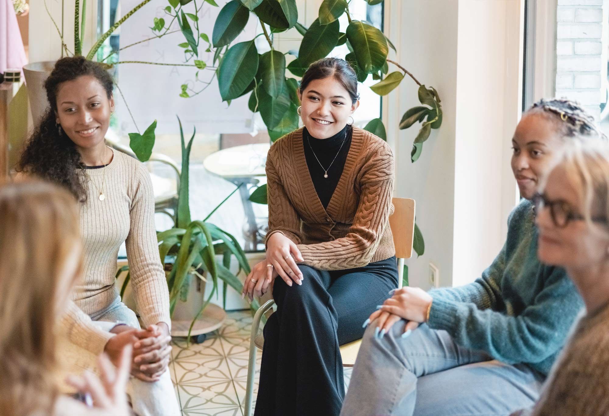 Un groupe d'auxiliaires de vie qui parlent de leur travail ensemble