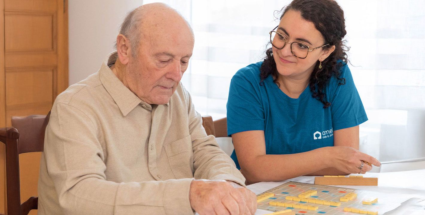 Un homme âgé joue avec son aide à domicile