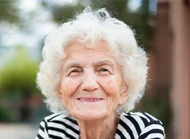 Femme blanche d'un certain age souriante