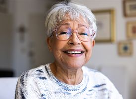 Femme cinquantenaire métisse et souriante 