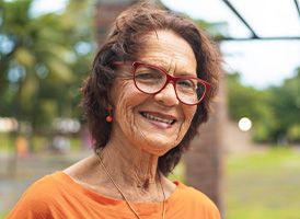 Femme sénior métisse souriante de face