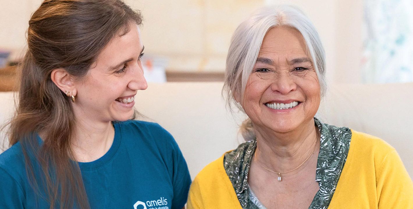 une femme âgée et son aide à domicile sourient