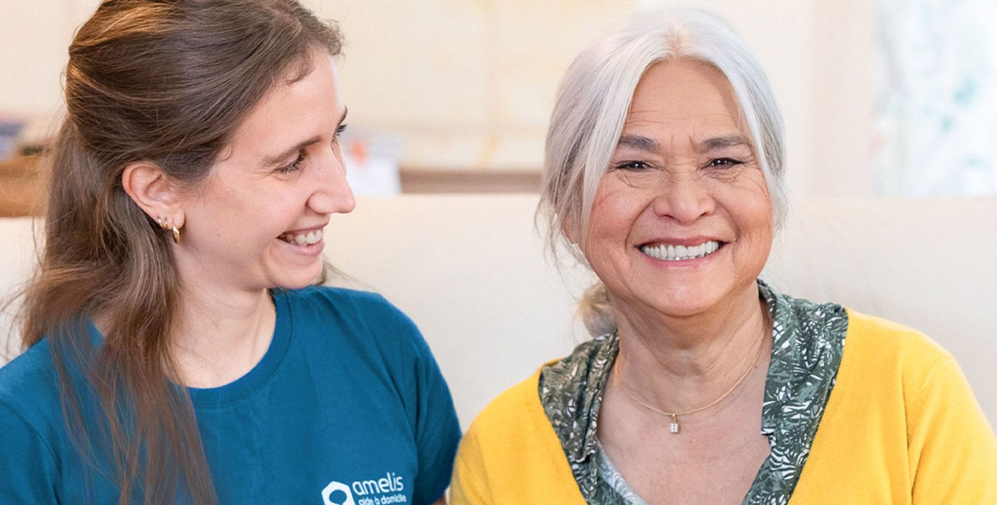 une femme âgée et son aide à domicile sourient