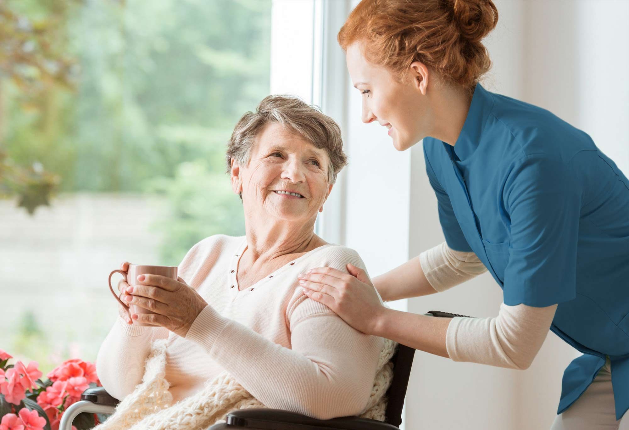 Aide à domicile qui discute avec une vieille femme