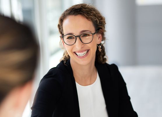 Une femme de bureau est en train de sourire